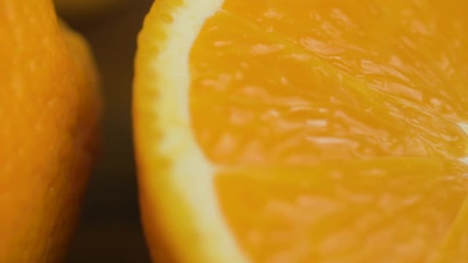 盘子上切成薄片的橙色柑橘类水果，特写镜头，平移运动