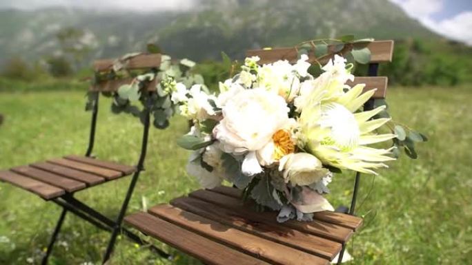 椅子上装饰着鲜花，座位上有婚礼花束