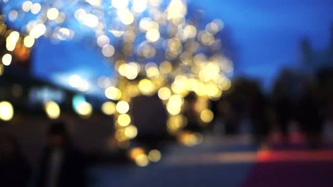 日本东京模糊照明灯为圣诞人群散步享受夜间照明