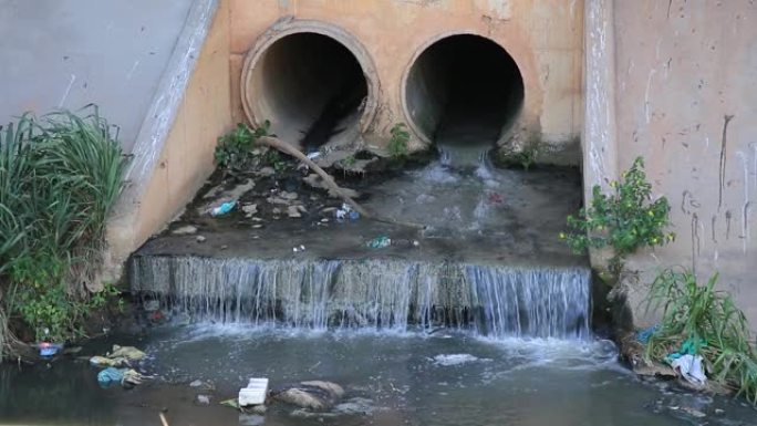 下水道管道在污水通道中喷出