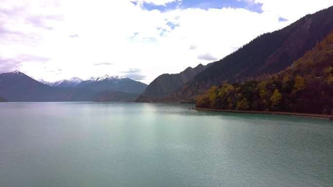 湖水巴松错景区 湖水 神湖 圣湖碧水蓝天