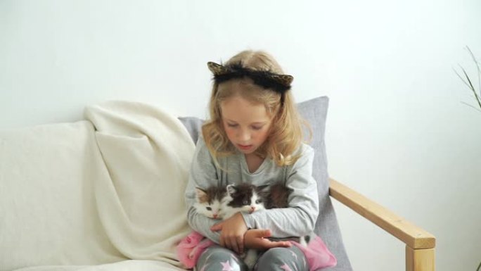 小女孩手里拿着蓬松的小猫