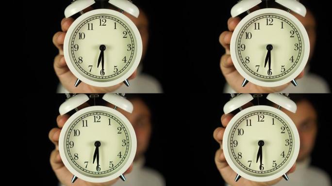 6:30点。人类手持闹钟，显示六点三十分的铃声。