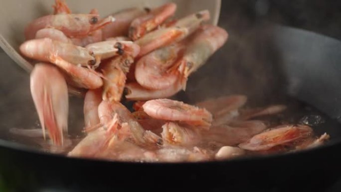 将虾放入平底锅的沸水中。