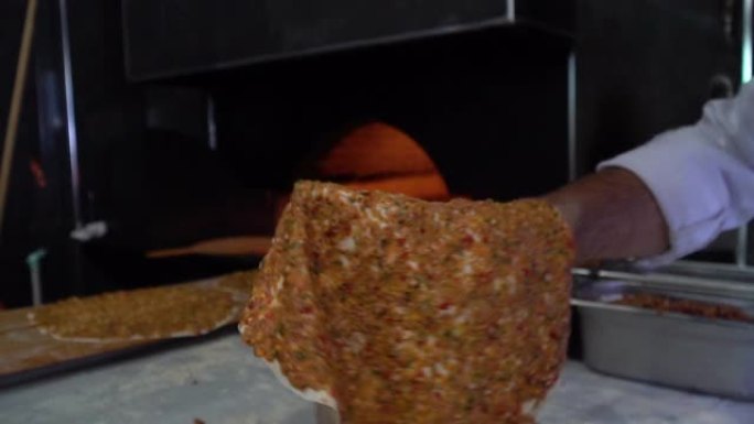 在石烤箱中烘烤lahmacun，黎凡特的传统食品