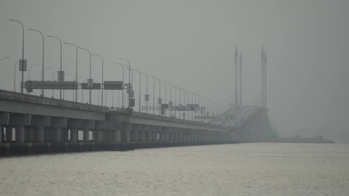槟城大桥汽车行驶的迷雾早晨过海。