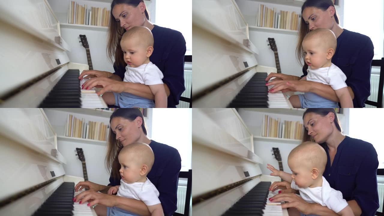 一个可爱的男婴弹白色钢琴，他的妈妈教他，并把他抱在她的膝盖4K