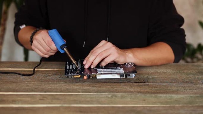 工程师或技术人员用烙铁修理电子电路板。