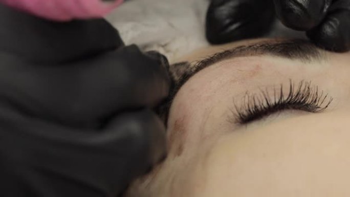 专业美容师使用特殊工具永久化妆眉毛。