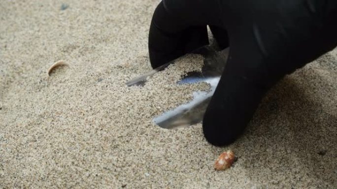 男人发现塑料洗手液，海岸上的医疗垃圾，covid污染