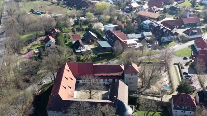 航拍照片，可俯瞰德国诺伊豪斯·贝·沃尔夫斯堡 (Neuhaus bei Wolfsburg) 村庄的
