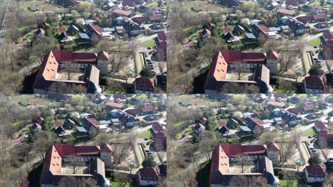 航拍照片，可俯瞰德国诺伊豪斯·贝·沃尔夫斯堡 (Neuhaus bei Wolfsburg) 村庄的