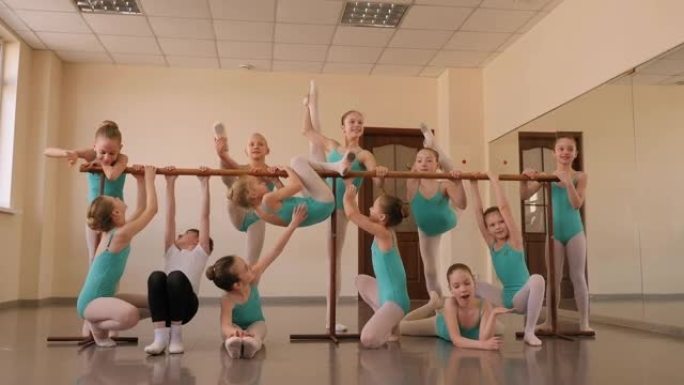 训练后，芭蕾舞演员在芭蕾舞团附近的芭蕾舞工作室里。