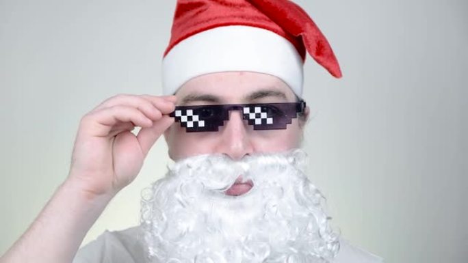 在白色背景上戴着有趣的像素化太阳镜的圣诞老人。流氓，老大，暴徒生活迷因。8位风格。Holly Jol