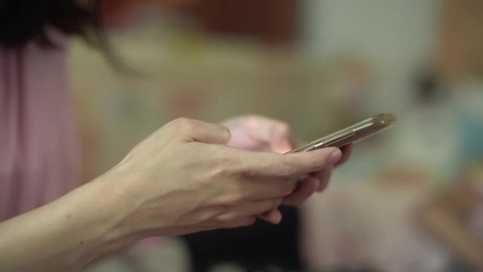女人使用电话