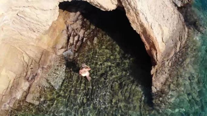 漂浮在洞口的女人。