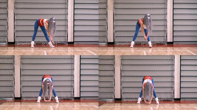 运动复古80年代风格。穿着蓝色紧身裤和红色泳衣的女人在充电和倾斜，4k