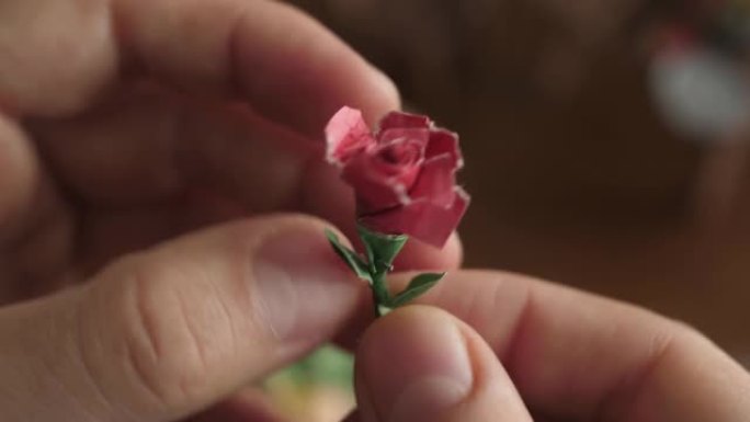 由粘土和纸制成的玫瑰花红色