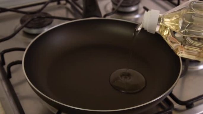 将食用油倒入煎锅中，慢动作关闭。