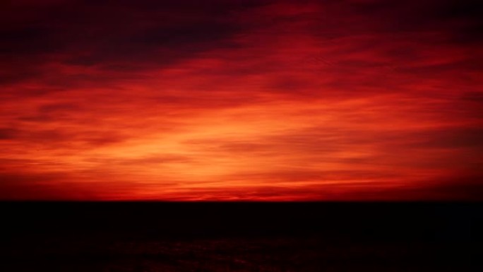 红色燃烧的日出天空。时间流逝