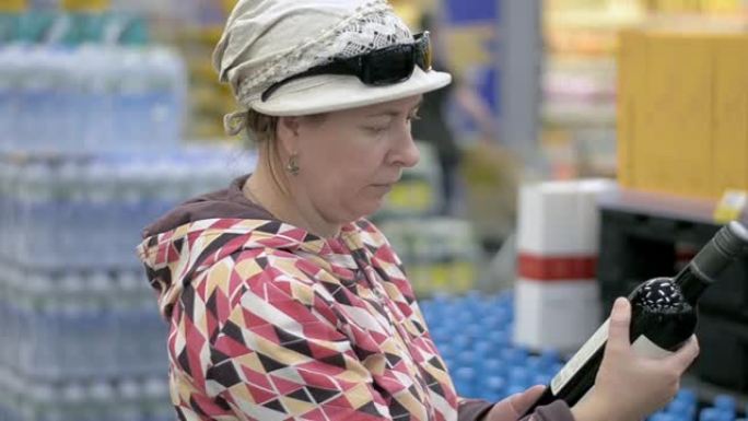 这位女士在杂货店挑选葡萄酒。