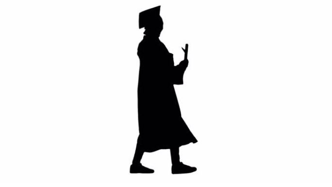 穿着毕业长袍的剪影快乐女学生带着文凭走路时在电话里情绪激动地交谈