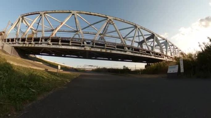 POV骑自行车。从铁路桥下经过。在荒川河边的公路上骑自行车。