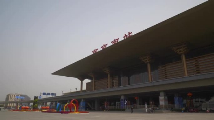 晴天南京城市火车站外部拥挤广场慢动作全景4k中国