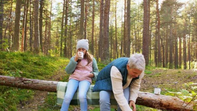 奶奶带着孙女在森林里喝茶