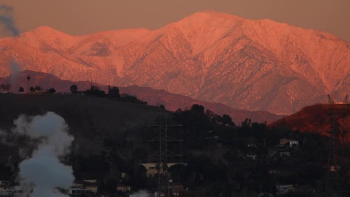 日落时分多雪的洛杉矶山脉