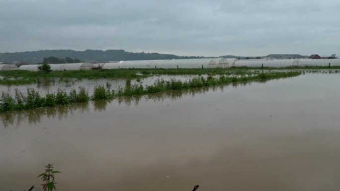 暴雨过后，农场被农田淹没