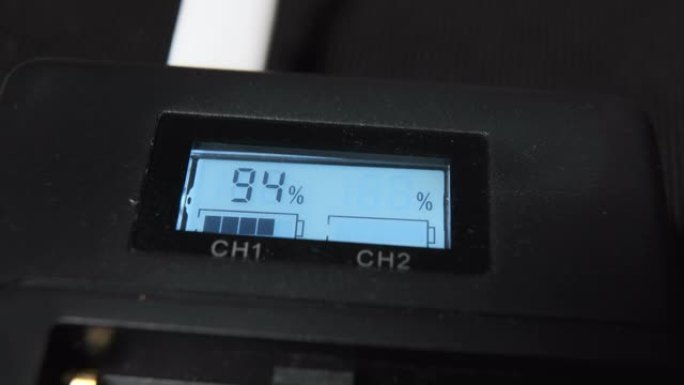 充电器的屏幕在桌子上显示电池百分比的数据