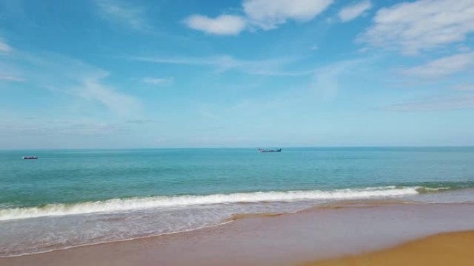 沙滩沙滩和天空。在泰国攀牙的Nang Thong海滩。夏天的风景。美丽的海滩是安达曼海著名的旅游胜地