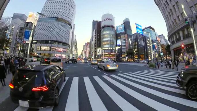 POV在城市里骑自行车。黄昏时骑自行车穿过银座。日本东京。交付服务的概念。动作相机拍摄。
