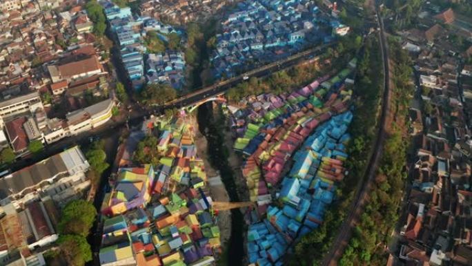 在Kampung Warna Warni Jodipan的彩色建筑物上无人驾驶飞机