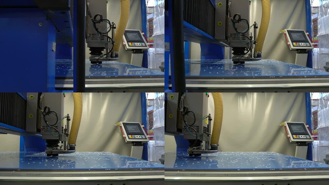 数控铣刀在机器人生产线上切割塑料片。