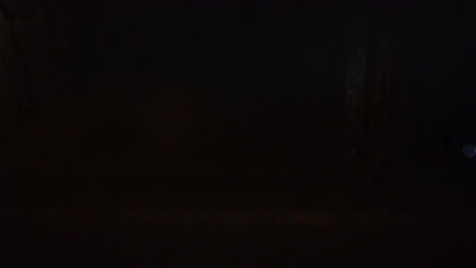 夜间行驶的汽车侧窗下雨
