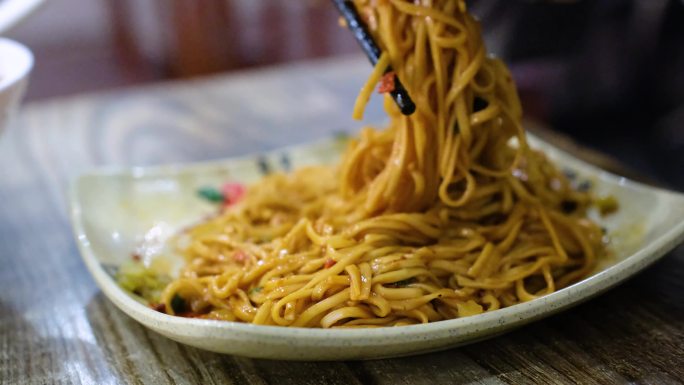 顾客享用早餐馄饨拌面早餐店美食视频素材4