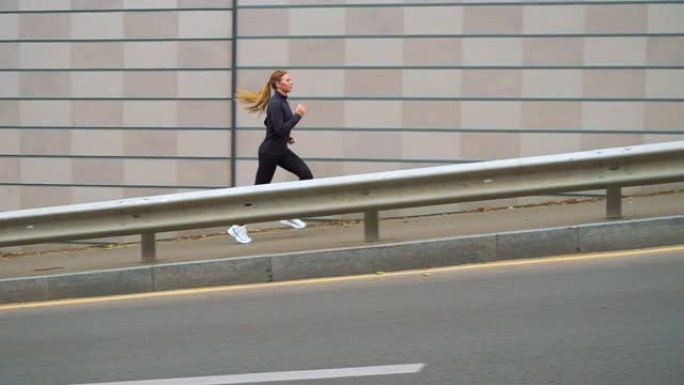 适合在城市人行道上慢跑的女人