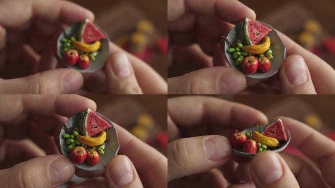 水果拼盘小水果由粘土微型diy聚合物制成，放在木桌上