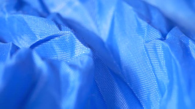 蓝色涤纶织物的特写。