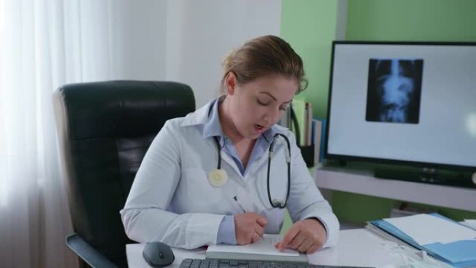 迷人微笑的白大褂女医生通过视频链接与患者进行沟通，在线咨询患者的监护背景