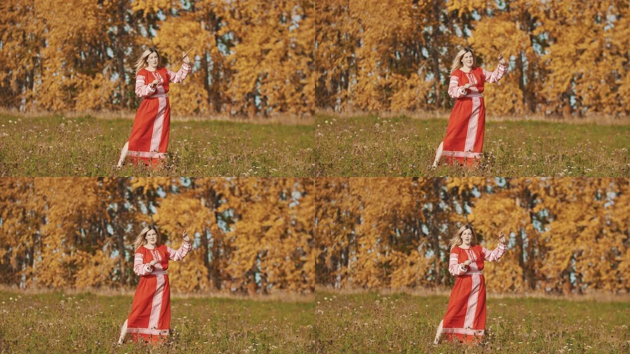 身着红色传统服饰的女子手持剑站在球场上与摄影师交谈