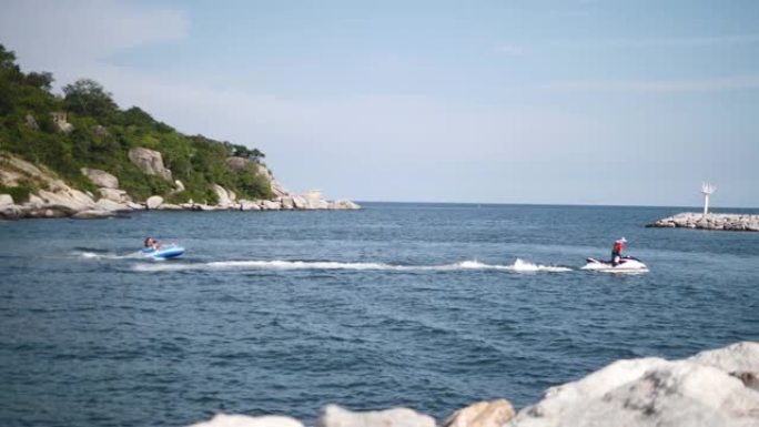 晴天，在石码头的华欣海景，无题游客玩水上摩托船，慢动作。