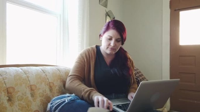 年轻女子在家工作，技术4k视频系列