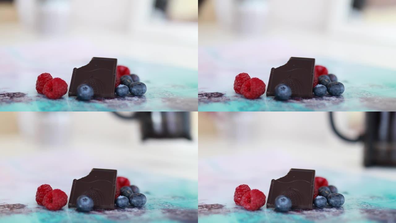 在五颜六色的餐垫上咬过的巧克力棒和浆果