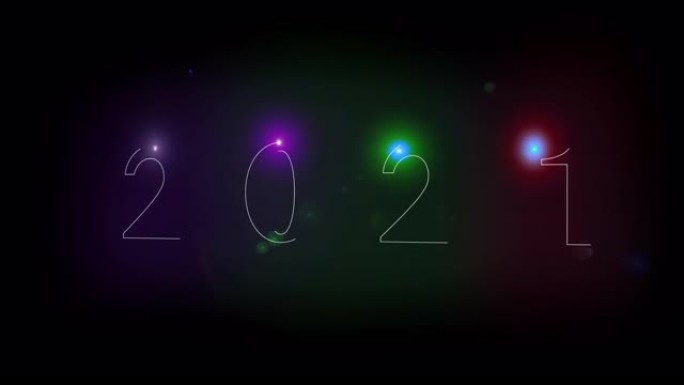 彩色激光图案产生新年2021数字闪烁和在黑色背景上发光。新年多色发光数字