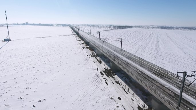 白雪中的铁轨 一辆动车在铁轨上行驶 高铁