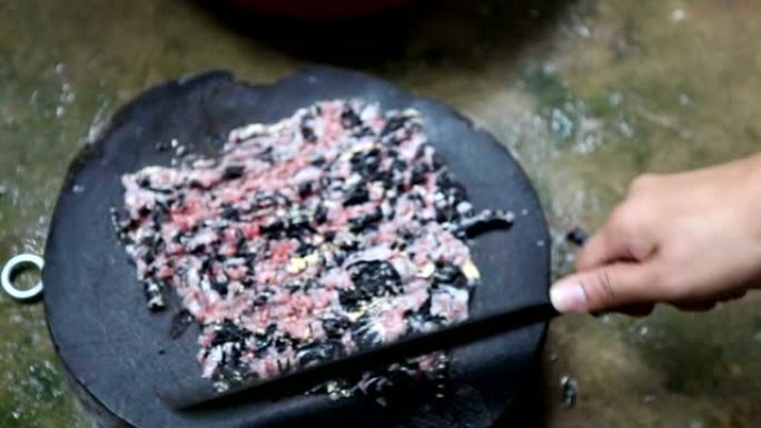 切碎在西贡郊区的一所房屋中食用的蛇肉