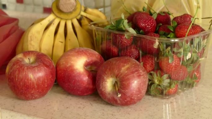 香蕉，草莓和苹果站在同一地区，